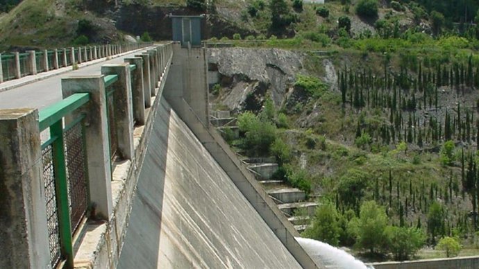 Vista lateral de la pared de la presa de Siurana