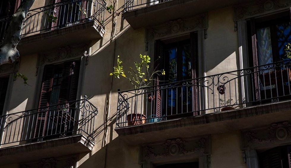 Archivo - Fachada de un edificio en Barcelona.