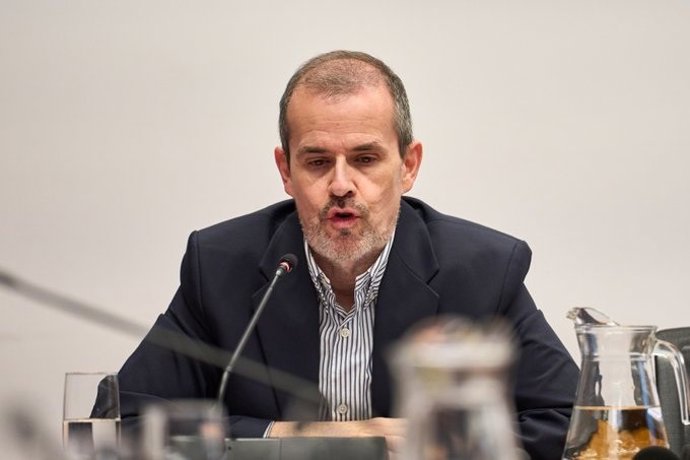 El interventor que formó parte de la mesa de contratación de las obras del túnel de Belate, Jesús Muñoz, en la comisión de investigación del Parlamento de Navarra.