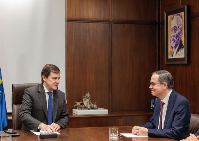 Mañueco recibe en la sede de la Presidencia de la Junta al  nuevo CEO de Renault