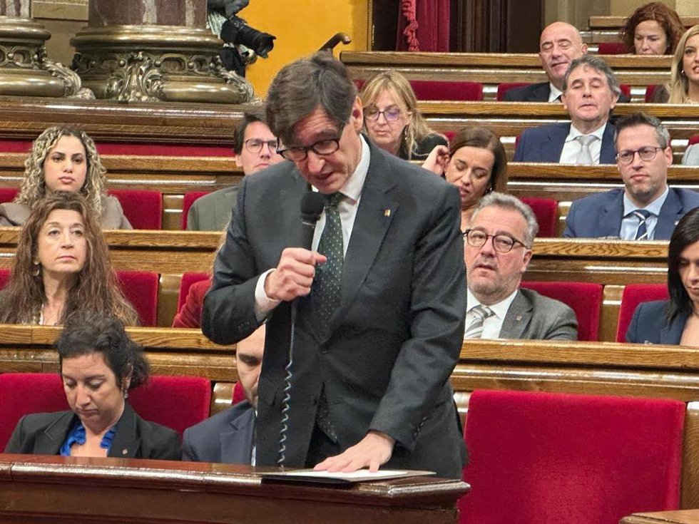 El presidente de la Generalitat, Salvador Illa, en la sesión de control al Govern en el Parlament