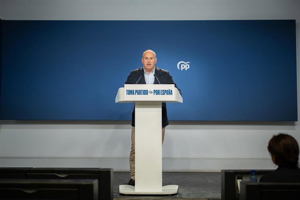 Archivo - El secretario general del Partido Popular, Miguel Tellado, ofrece una rueda de prensa en la sede del PP, a 4 de octubre de 2025, en Madrid (España).
