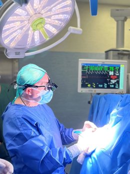 El doctor Benjamín López durante la intervención