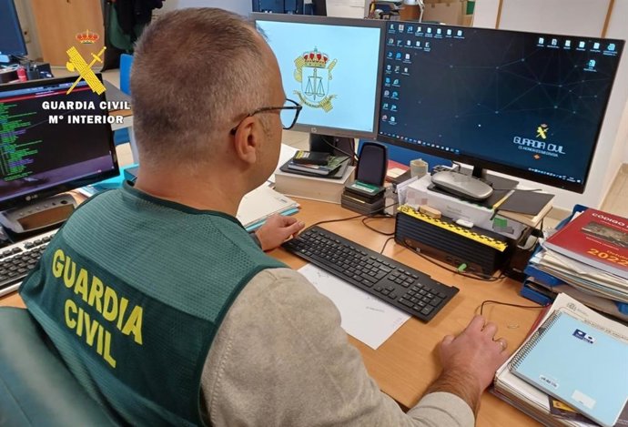 Imagen de la Guardia Civil en las investigacionres realizadas en Burgos