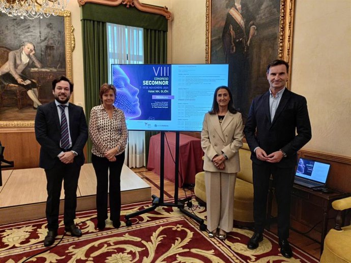 La alcaldesa gijonesa, Carmen Moriyón, el concejal de Relaciones Institucionales y Juventud, Jorge González-Palacios, y los cirujanos Pablo Rosado y Mercedes Pérez, presentan el VIII Congreso Secomnor, en el Consistorio gijonés.
