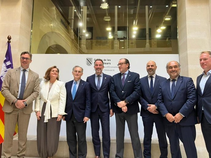 Los consellers de Economía, Hacienda e Innovación, Antoni Costa, y de Vivienda, Territorio y Movilidad, José Luis Mateo, junto al director general de Abanca, Juan Luis Vargas.