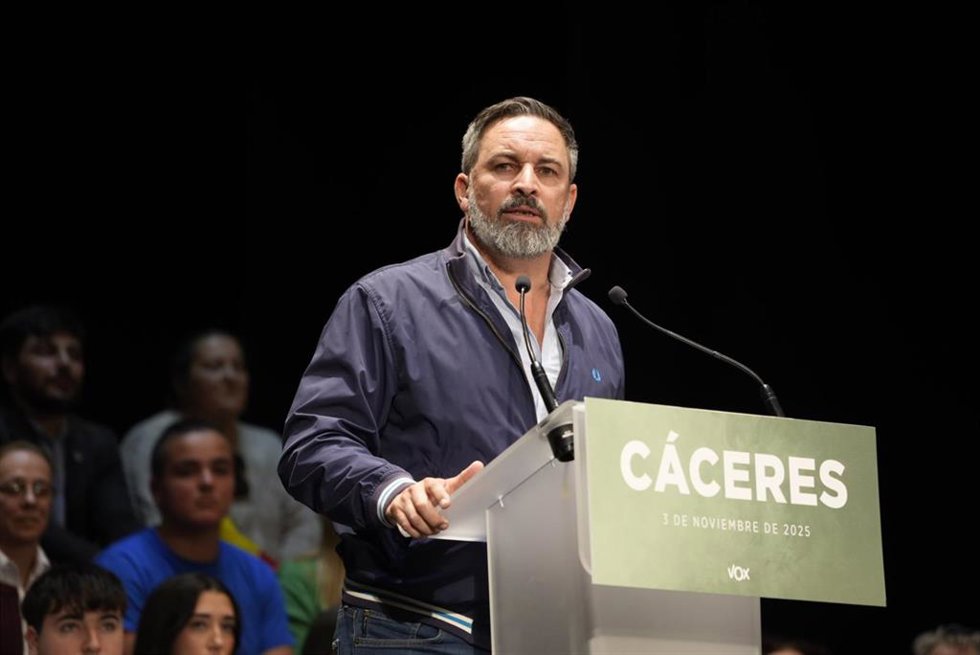 El presidente de Vox, Santiago Abascal, participa en un acto público, en el Gran Teatro, a 3 de noviembre de 2025, en Cáceres, Extremadura (España).
