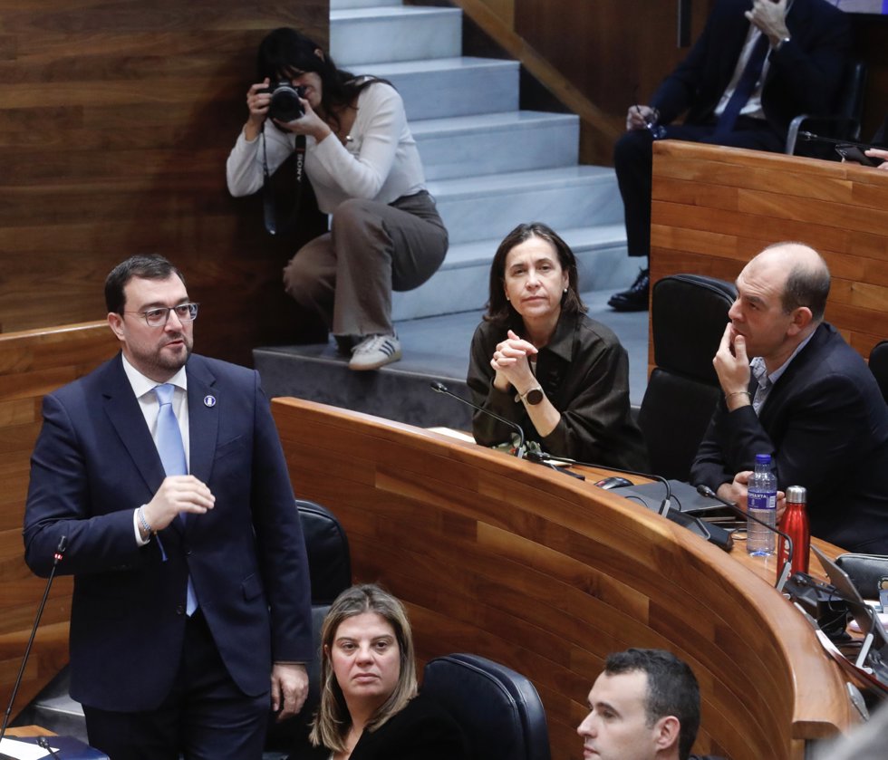 El presidente del Principado, Adrián Barbón, durante el Pleno de este miércoles.