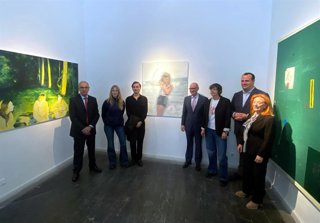 El presidente de la Diputación, Javier Iglesias (centro), con miembros del jurado y artistas junto a la obra ganadora.