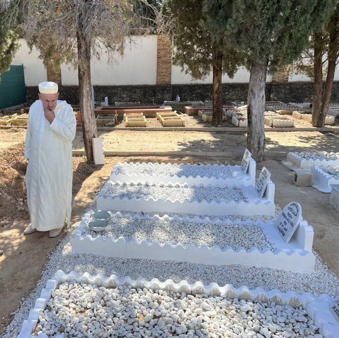 Archivo - Mohamed El Kammas El Moqadem, presidente de la Comunidad Islámica Al Rahmah de Algeciras en un cementerio.