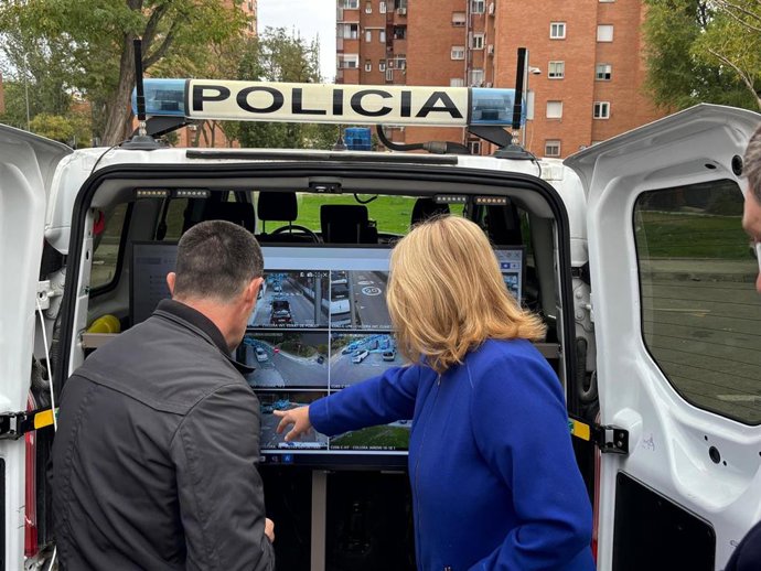 La vicealcaldesa de Madrid y delegada del Área de Seguridad y Emergencias, Inma Sanz, supervisa las cámaras de videovigilancia de la calle Cullera