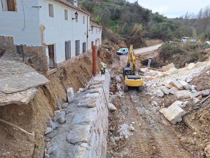 Archivo - Arxiu - Ttrabajos d'emergència per a la reparació dels danys causats per la dana a Letur a l'octubre del 2024.