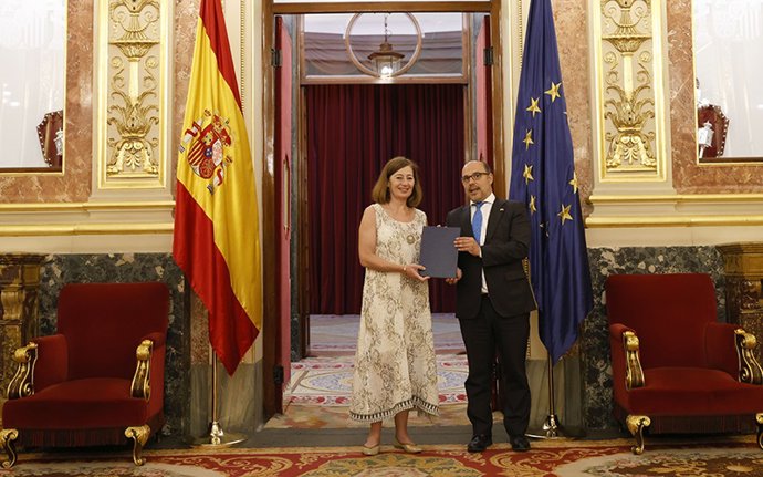 Archivo - El presidente de las Cortes de Castilla-La Mancha, Pablo Bellido, entrega la propuesta de reforma del Estatuto en el Congreso