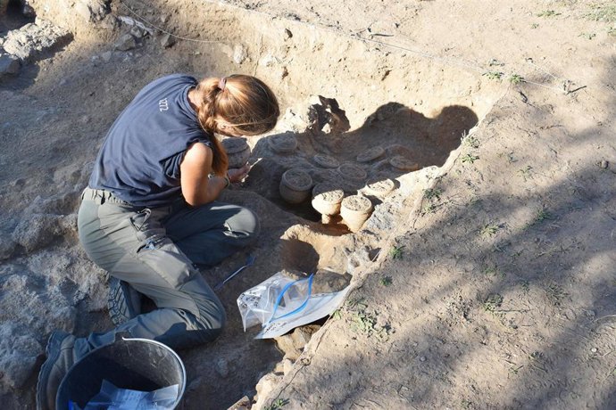 Archivo - Una arqueóloga de la UPO, en uno de los hallazgos en el Palazzo romano de Villa Adriana.