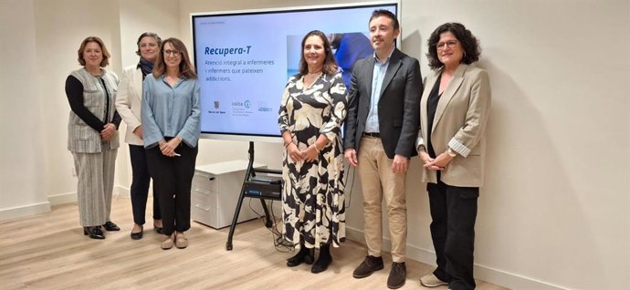 La consellera de Salud, Manuela García, y la presidenta del Coiba, María José Sastre, tras la firma del convenio de colaboración.