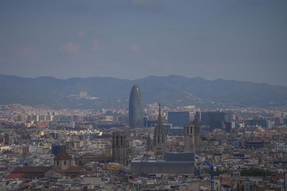 Archivo - Vistas de la ciudad de Barcelona desde la terraza-mirador de las Piscinas Municipales de Montjuic en Barcelona