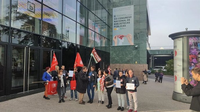 Representantes de la Junta de Personal del Ayuntamiento de Granada departen con el director del Instituto Cervantes, Luis García Montero, a su llegada al Palacio de Congresos para un cónclave nacional de bibliotecas públicas