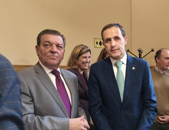 El presidente del PP de Valladolid y de la Diputación Provincial, Conrado Íscar, (d) junto al consejero de la Presidencia, Luis Miguel González Gago.
