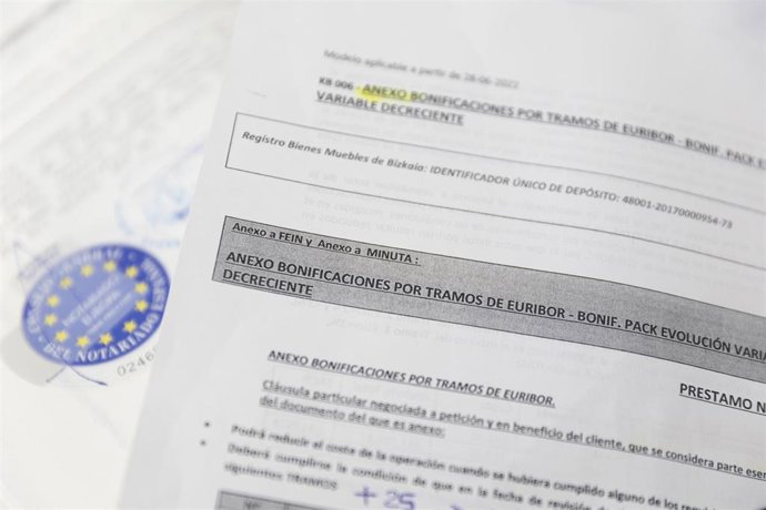 Archivo - Documentación para la firma de una hipoteca, a 15 de marzo de 2023, en Madrid (España).