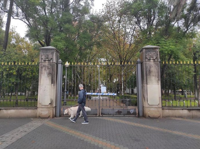 El parque de Colón cerrado en un día de lluvia en Córdoba.