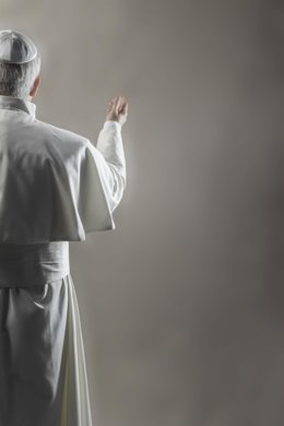 Figura del Papa León XIV en el Museo de Cera de Madrid (vista de espaldas).