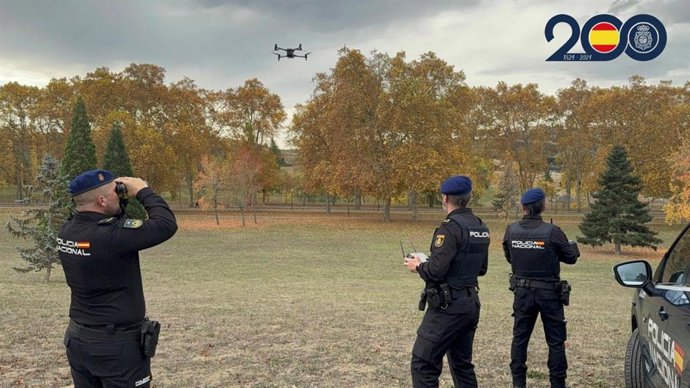 Agentes de la Policía Nacional vuelan un dron en el entorno del campus de la Universidad de Navarra.