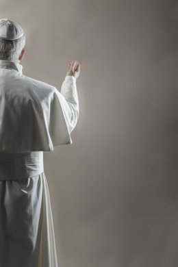 Figura del Papa León XIV en el Museo de Cera de Madrid (vista de espaldas).