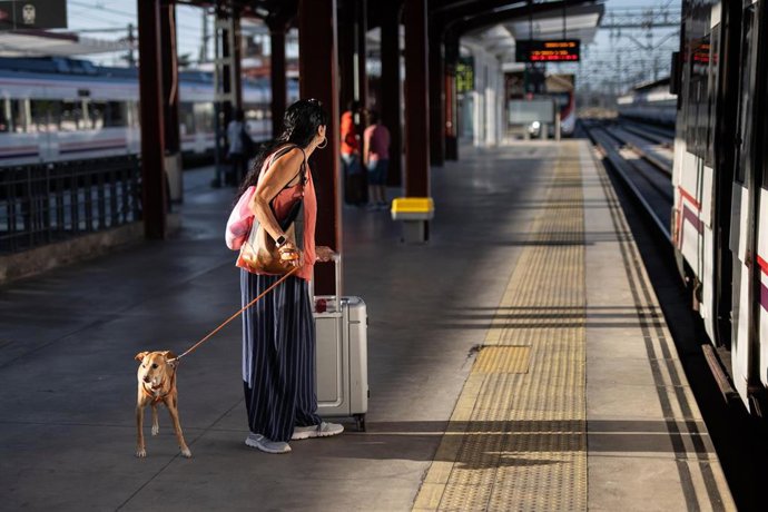 Archivo - Viajeros en la Estación de Cercanías de Chamartín