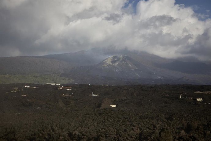 Archivo - Vista del Cumbre Vieja desde la vía LP-213, de la carretera de Puerto Naos, a 24 de febrero de 2022, en Puerto Naos, La Palma, Canarias (España). La LP-213 une el núcleo urbano de Los Llanos de Aridane con Tajuya, Todoque y Puerto Naos, zonas vi