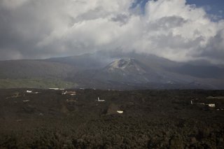 Archivo - Vista del Cumbre Vieja desde la vía LP-213, de la carretera de Puerto Naos, a 24 de febrero de 2022, en Puerto Naos, La Palma, Canarias (España). La LP-213 une el núcleo urbano de Los Llanos de Aridane con Tajuya, Todoque y Puerto Naos, zonas vi