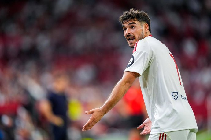 Archivo - Isaac Romero of Sevilla FC protests during the Spanish league, LaLiga EA Sports, football match played between Sevilla FC and Elche CF at Ramon Sanchez-Pizjuan stadium on September 12, 2025, in Sevilla, Spain.