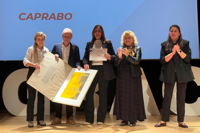 Momento de la entrega del galardón.