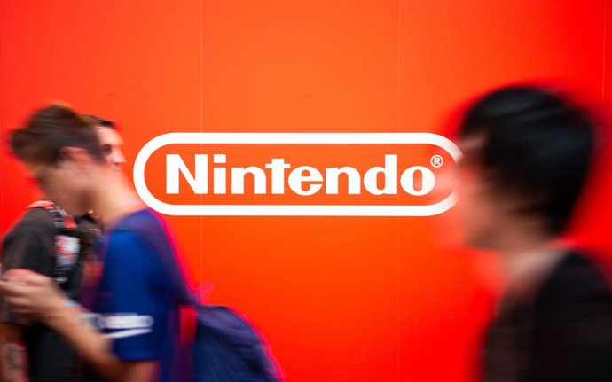 Archivo - FILED - 13 August 2018, North Rhine-Westphalia, Cologne: Visitors of Gamescom walk past the Nintendo logo. Photo: Christophe Gateau/dpa