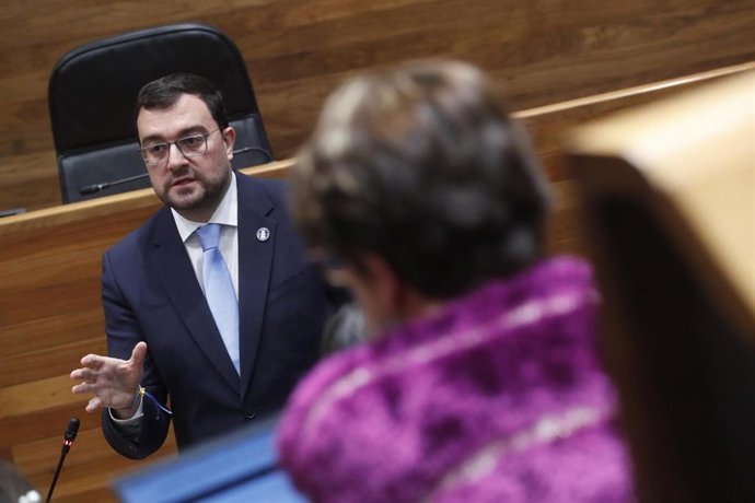 El presidente del Principado, Adrián Barbón, este miércoles en el Pleno de la Junta General.