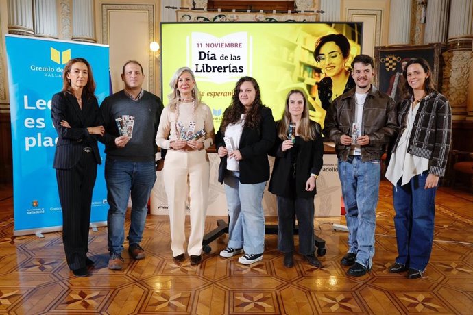La concejala de Educación y Cultura, Irene Carvajal, y el presidente del Gremio de Libreros de Valladolid, Pablo de Garay, presentan la jornada del 'Día de las Librerías'