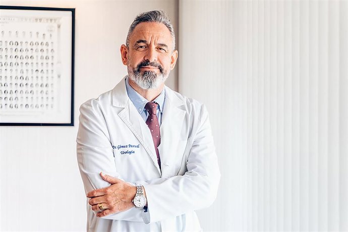 Archivo - El doctor José Ángel Gómez Pascual, jefe de Servicio de Urología del Hospital Quirónsalud Málaga.