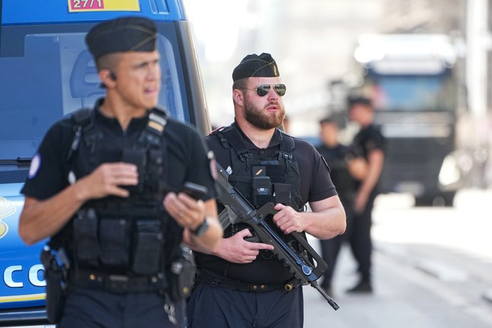 22 July 2024, France, Paris: Police officers patrol during the preparations for the Paris 2024 Olympic Games. Photo: Michael Kappeler/dpa