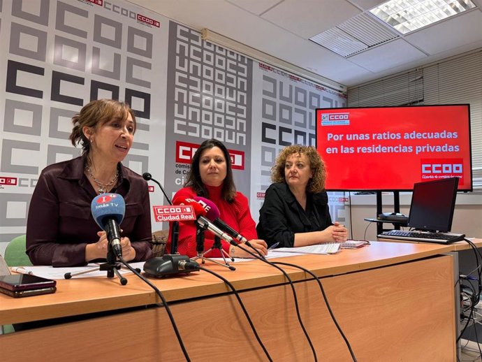 La secretaria provincial de CCOO, Esther Serrano; la responsable del Sector Sociosanitario en la Federación Sanidad en la provincia, Sara Macías, y la secretaria general de la Federación de Sanidad y Sectores Sociosanitarios, Pilar Ramos.