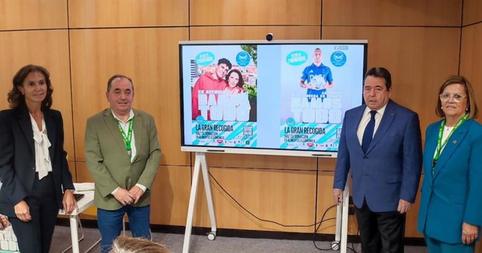 La responsable de Instituciones de la Caja Rural de Asturias, Liliana Valdés; el presidente de Caja Rural, Fernando Martínez; la vicepresidenta del Banco de Alimentos de Asturias, Josefa Cañadas y el secretario de la Fundación Banco de Alimentos.