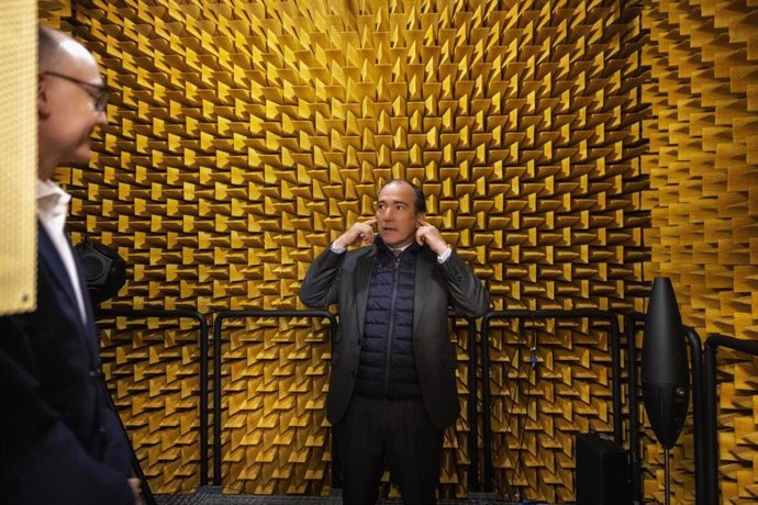 El delegado de Urbanismo, Medio Ambiente y Movilidad, Borja Carabante, en una cámara anecoica de ruido cero