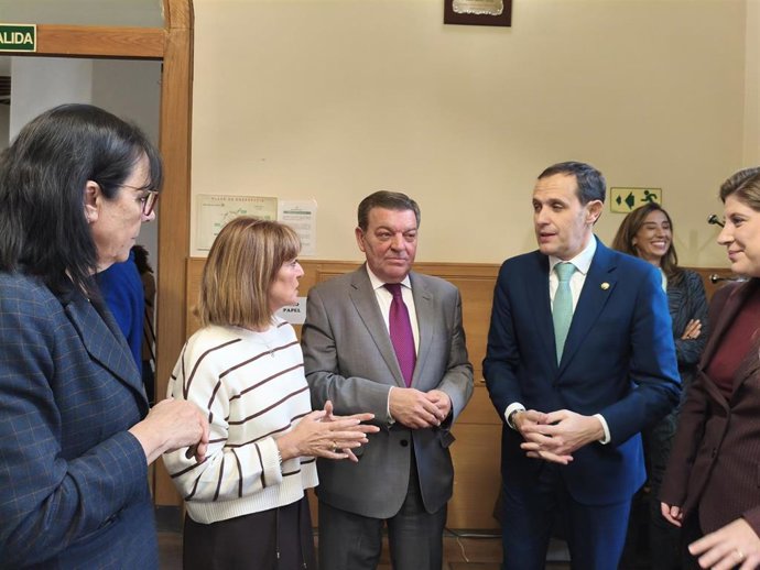 El presidente de la Diputación de Valladolid, Conrado Íscar, (d) junto al consejero de la Presidencia, Luis Miguel González Gago, durante la visita al Servicio de Asistencia a Municipios de la institución provincial vallisoletana.