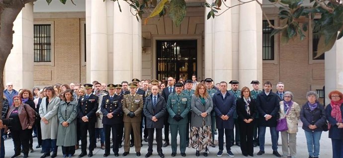 Minuto de silencio en la Delegación del Gobierno en Aragón por la última mujer asesinada.