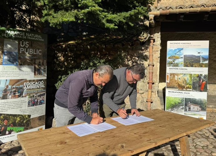 Los consellers de Educación y Universidades, Antoni Vera, y el de Agricultura, Pesca y Medio Natural, Joan Simonet, firman el convenio para renovar el uso de Binifaldó.