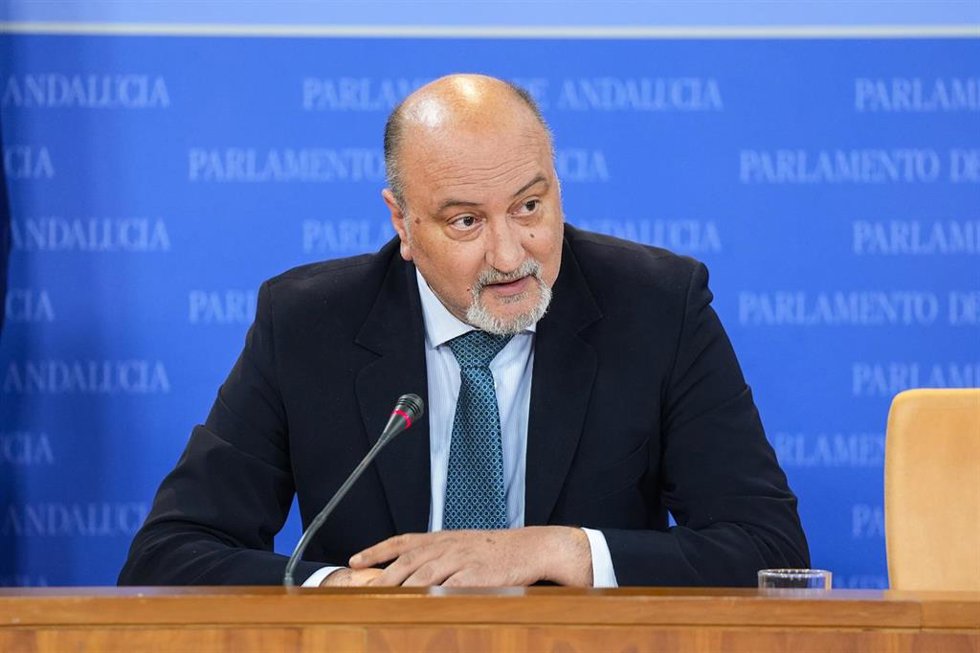 El portavoz adjunto del Grupo Parlamentario Vox, Ricardo López, durante la ronda de ruedas de prensa de portavoces de los grupos parlamentarios en el Parlamento de Andalucía, a 5 de noviembre de 2025 en Sevilla (Andalucía, España). Los portavoces de los