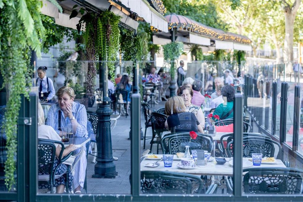 Archivo - Clientes de un bar se refrescan en la terraza, a 15 de julio de 2025, en Madrid (España).