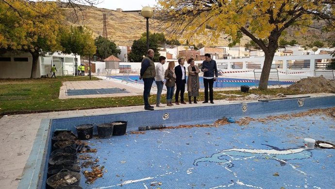 Visita a las obras en la piscina municipal de El Tomillo.