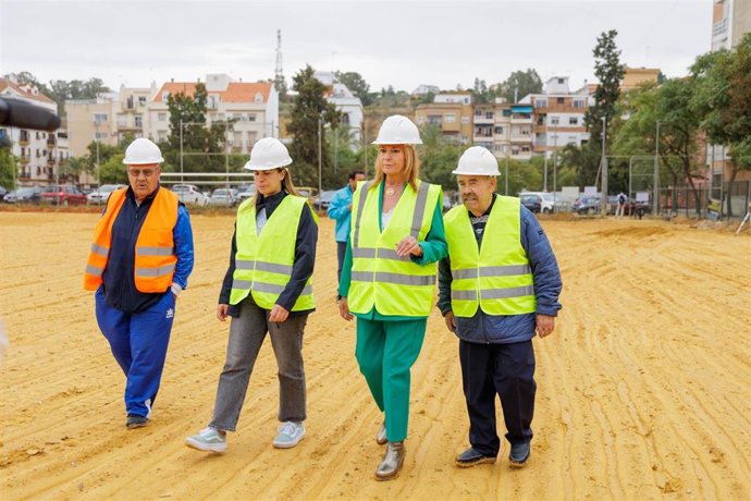 Visita a los trabajos para dotar de césped artificial al campo de fútbol Cristo Pobre de Huelva.