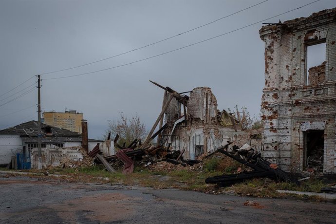 Imagen de archivo de una calle de Kupiansk, en Ucrania, tras un ataque del Ejército ruso.