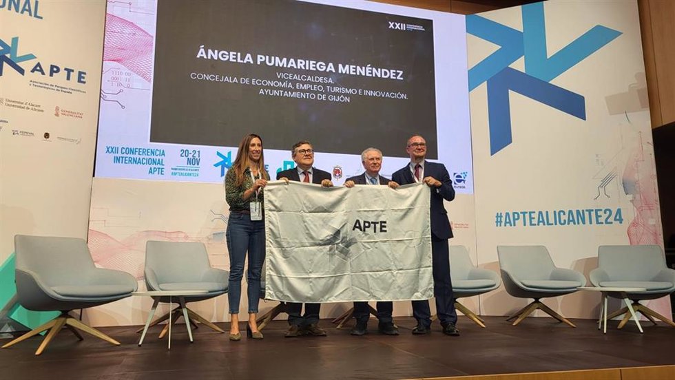 Archivo - La vicealcaldesa de Gijón y concejala de Economía, Empleo, Turismo e Innovación, Ángela Pumariega, recoge la bandera de la Asociación de Parques Científicos y Tecnológicos de España (APTE) que atestigua que Gijón será sede del Congreso en 2025