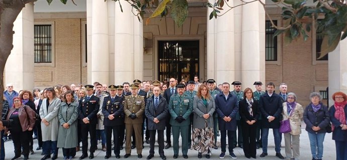 Minuto de silencio en la Delegación del Gobierno en Aragón por la última mujer asesinada.